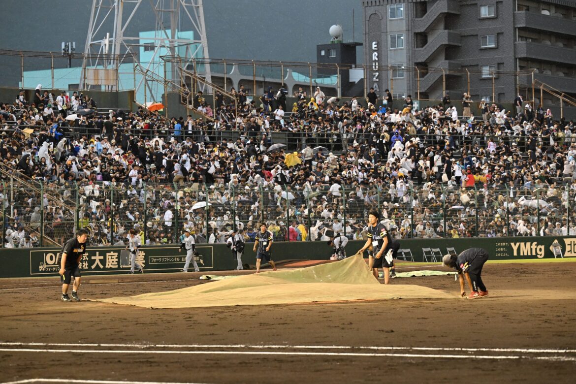 北九州で開催のソフトバンク－ロッテは雷雨のため一時中断 試合中に何度も稲光に球場も騒然（西スポWEB OTTO！） - Yahoo!ニュース - Yahoo!ニュース