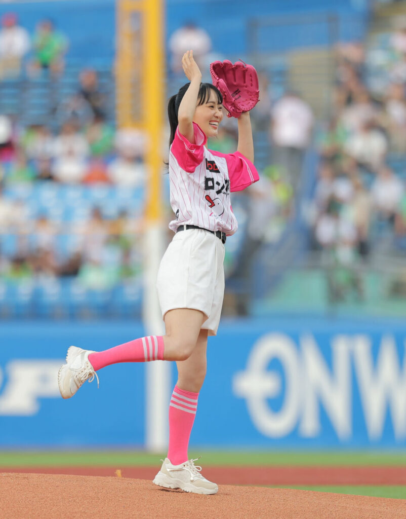 【ヤクルト】元櫻坂４６・菅井友香がセレモニアルピッチで惜しくもノーバン投球逃す 自己採点は「８点」（スポーツ報知） - Yahoo!ニュース - Yahoo!ニュース