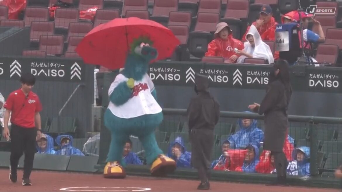 「傘さしてるかわい」雨天のスタジアムに咲く赤い傘？名物マスコットのキュートな姿にファン歓喜（ABEMA TIMES） - Yahoo!ニュース - Yahoo!ニュース