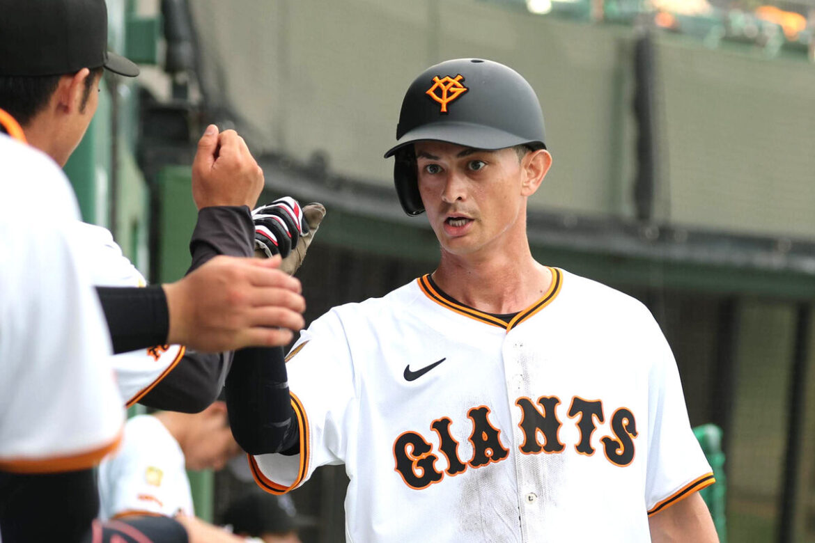 １回、キャベッジの先制打で生還した乙坂はベンチのナインとハイタッチ（カメラ・堺　恒志）