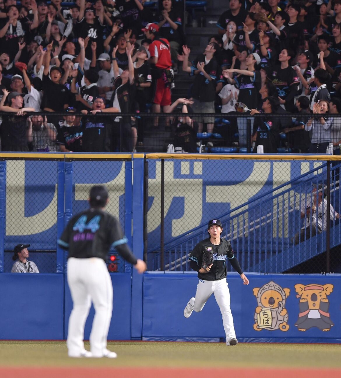 ロッテ・藤原恭大が好守のち珍プレー！？フェンス激突しながら好捕もアウトカウント間違えボールをスタンドに 解説も苦笑い「ランナーいなくてよかった」（デイリースポーツ） - Yahoo!ニュース - Yahoo!ニュース