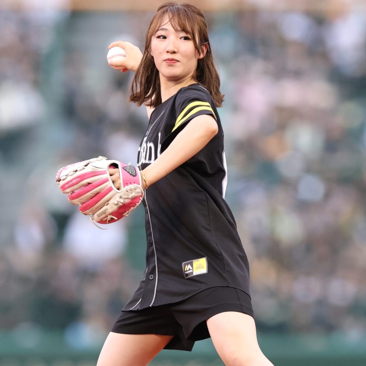 「騎乗停止レベルの斜行！」ソフトバンク始球式に登場したJRA女性騎手が“まさかの大暴投”に笑顔で自虐！「方向がすごすぎた」「フォームは綺麗だったが…」など反響（THE DIGEST） - Yahoo!ニュース - Yahoo!ニュース