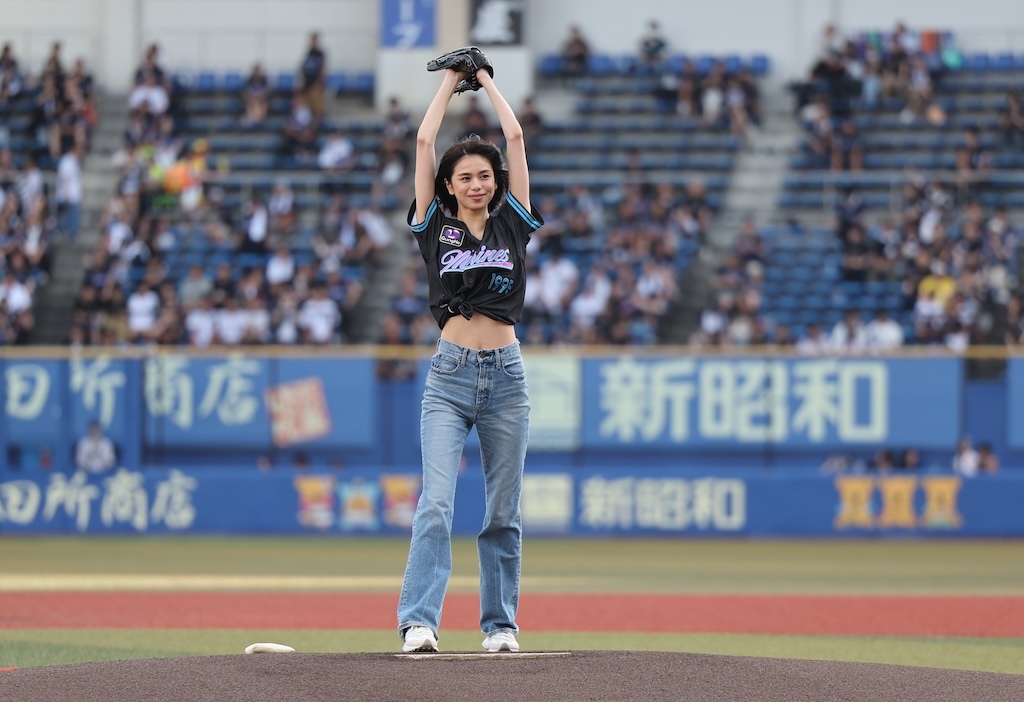 ロッテ、佐藤晴美さんがセレモニアルピッチ「去年に比べてリラックスして投げることができました」(ベースボールキング) – Yahoo!ニュース – Yahoo!ニュース ロッテ、佐藤晴美さんがセレモニアルピッチ「去年に比べてリラックスして投げることができました」(ベースボールキング) - Yahoo!ニュース - Yahoo!ニュース