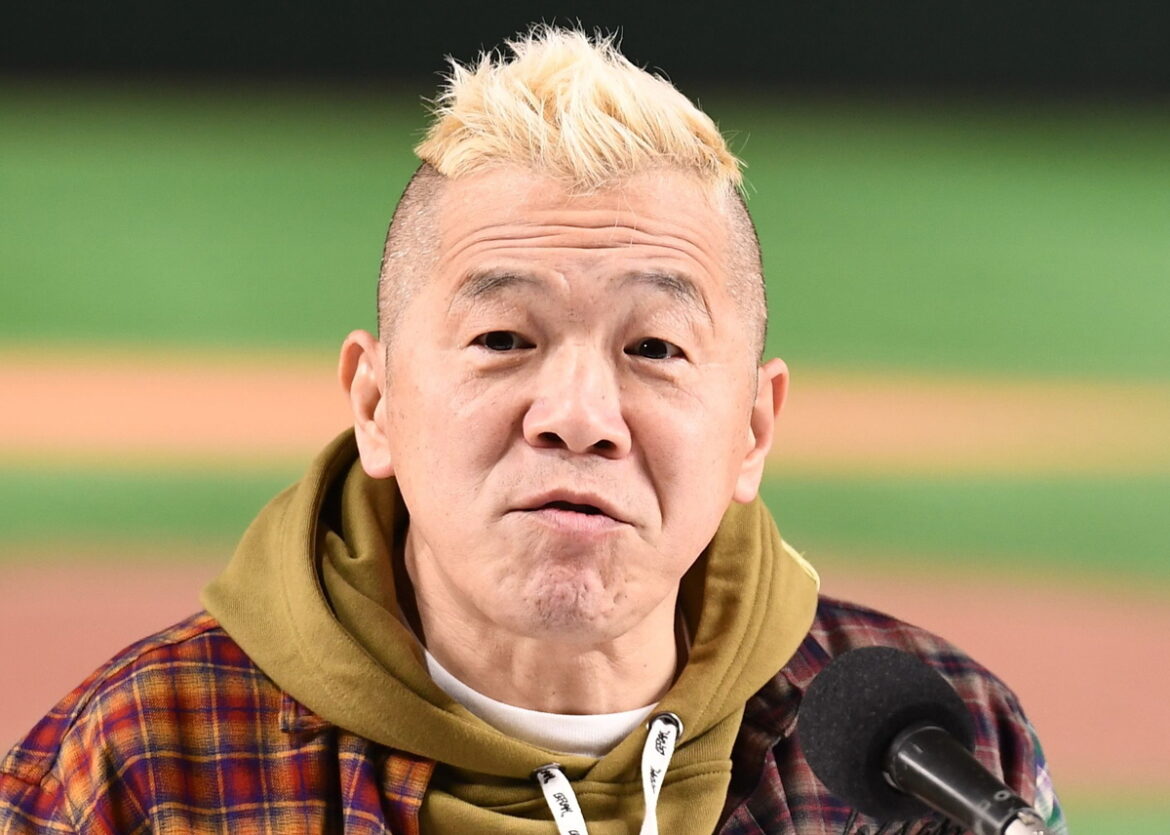 楽天 ウド鈴木が始球式で神対応！ノーバン投球後、プレート＆足場をマイブラシできれいに スタンドから感嘆の声 ネットも「礼儀正しすぎる」（デイリースポーツ） - Yahoo!ニュース - Yahoo!ニュース