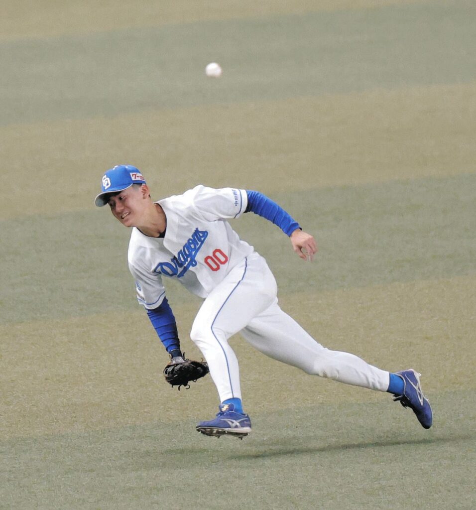 中日・井上監督、9回打球にチャージも後逸の尾田剛樹に「トラウマになって思い切ったプレーができないとなったら困る」（中日スポーツ） - Yahoo!ニュース - Yahoo!ニュース