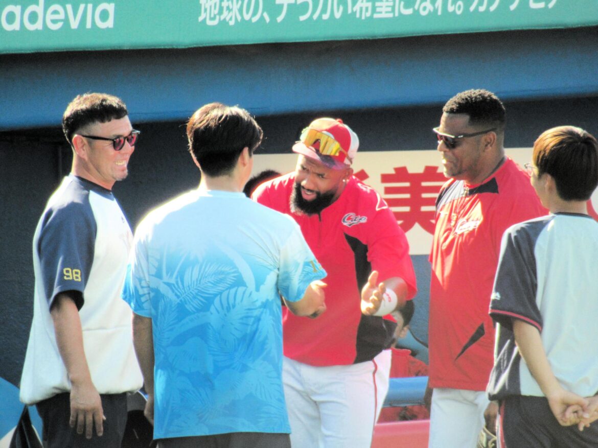 広島・ファビアンにヤクルト・中村優が謝罪 ２０日に頭部死球 石井投手コーチとともに三瑠側ベンチで（デイリースポーツ） - Yahoo!ニュース - Yahoo!ニュース