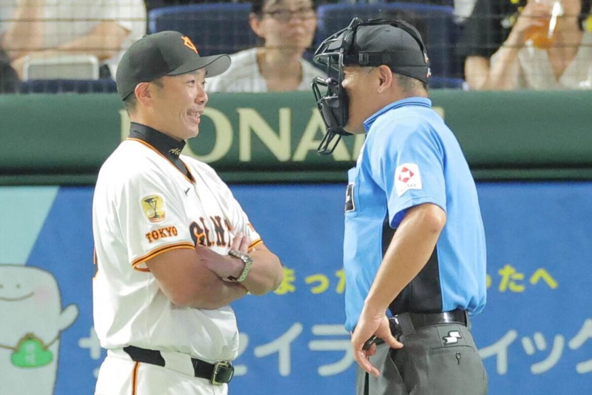 【巨人】阿部監督がベンチ飛び出し主審へ猛抗議 今月2日にはリクエストの結果に抗議して退場 – スポーツ報知 7回1死一、二塁、主審に抗議する阿部慎之助監督(カメラ・上村 尚平)
