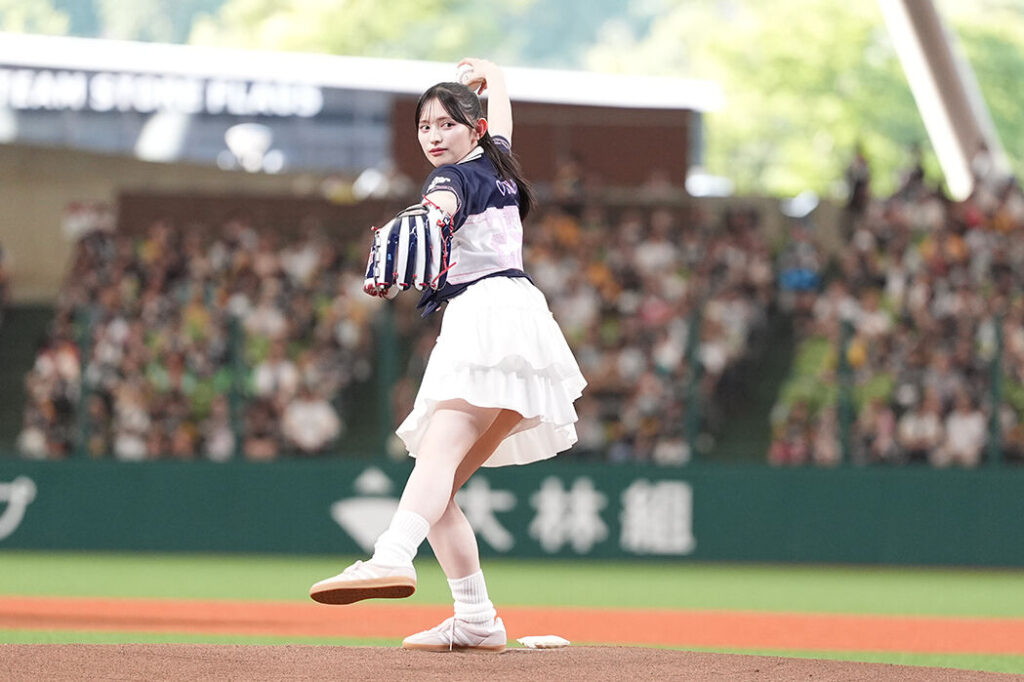 始球式に登場した菅田愛貴（球団提供）