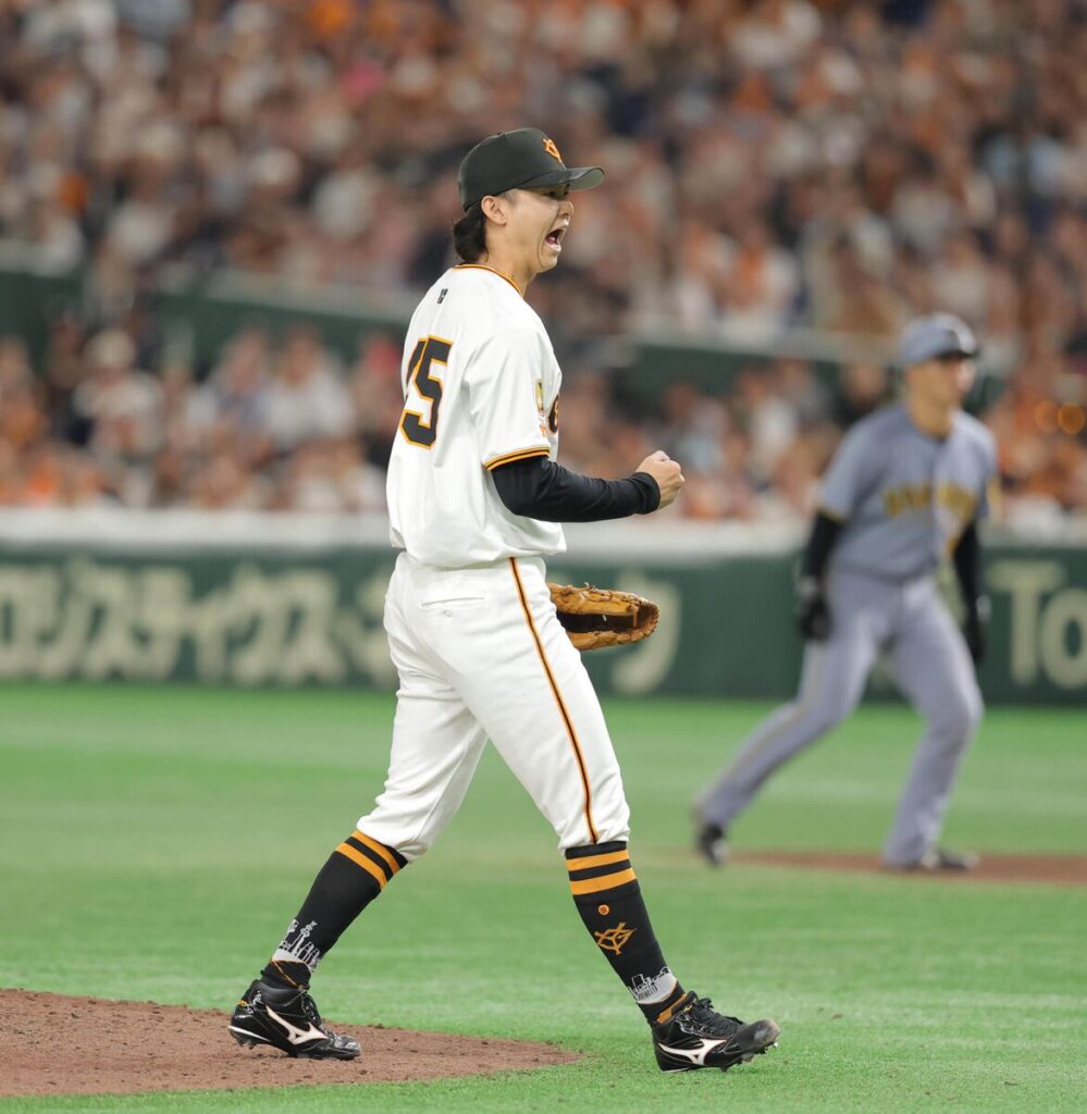 ８回１死一、二塁、代打・髙寺望夢から三振を奪い雄叫びを上げる田中瑛斗（カメラ・今成　良輔）