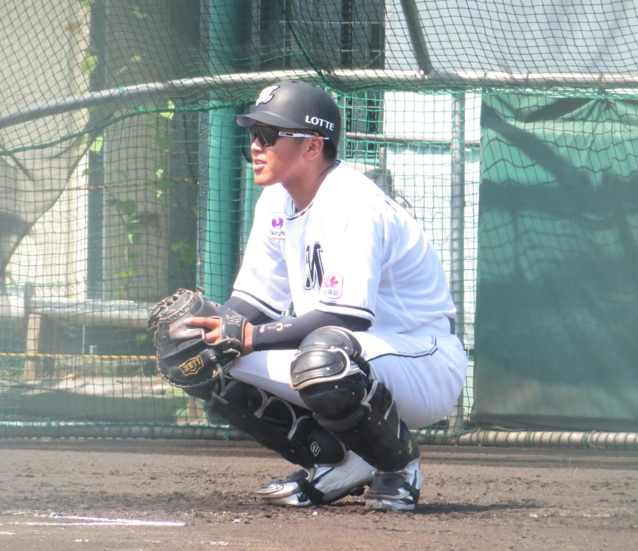 投手のけん制練習で守備につく松川（撮影・星夏穂）