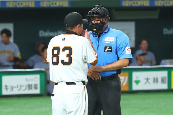 球審が手を上げるもボールに 困惑の阿部監督が抗議、阪神ファンから大ブーイング | Full-Count 球審が手を上げるもボールに 困惑の阿部監督が抗議、阪神ファンから大ブーイング | Full-Count