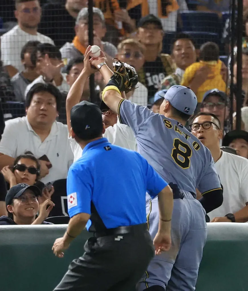 巨人・中山の邪飛をエキサイトシート最前列の観客が直接捕球　両手突き上げ喜ぶも虎党から大ブーイング - スポニチ Sponichi Annex 野球