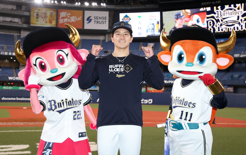 4月15日、オリックス対西武1回戦 西武に勝利し記念写真に納まる高島