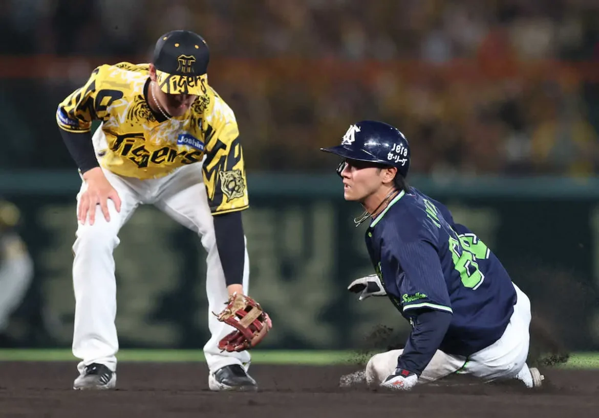阪神・小幡竜平の“フェイク守備”　二塁上で送球来るそぶりして走者進塁防ぐ　動画での研究生きた - スポニチ Sponichi Annex 野球