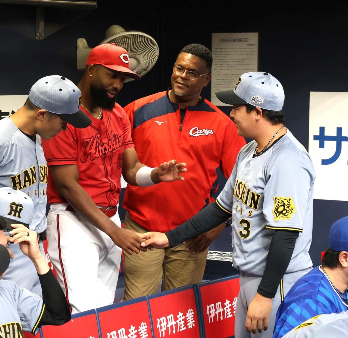 広島 ファビアンの握手が激カワ 阪神・大山と談笑のほっこりシーン 来日1年目で球宴舞台つかむ(デイリースポーツ) – Yahoo!ニュース – Yahoo!ニュース 広島 ファビアンの握手が激カワ 阪神・大山と談笑のほっこりシーン 来日1年目で球宴舞台つかむ(デイリースポーツ) - Yahoo!ニュース - Yahoo!ニュース