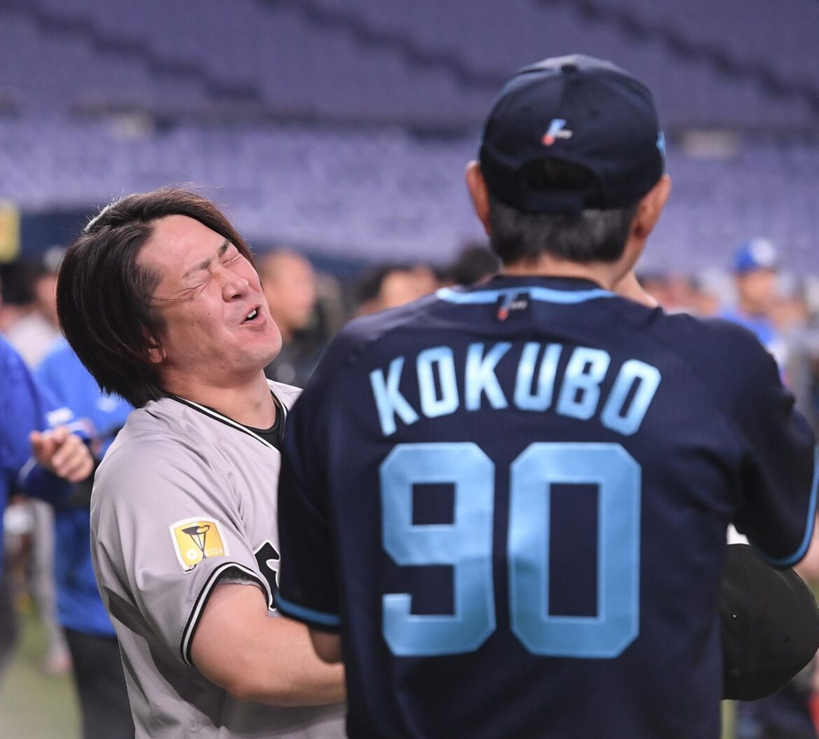 巨人 甲斐拓也が小久保監督にあいさつ 何とも言えない表情で談笑シーン セでは初出場「もう普通に、無難にやらせてください」（デイリースポーツ） - Yahoo!ニュース - Yahoo!ニュース