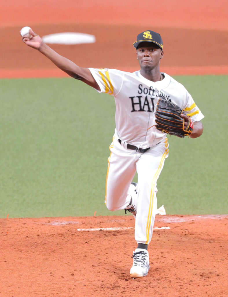 ３回から登板したモイネロ。通常の投球時とは異なる右で投げた（カメラ・上村　尚平）