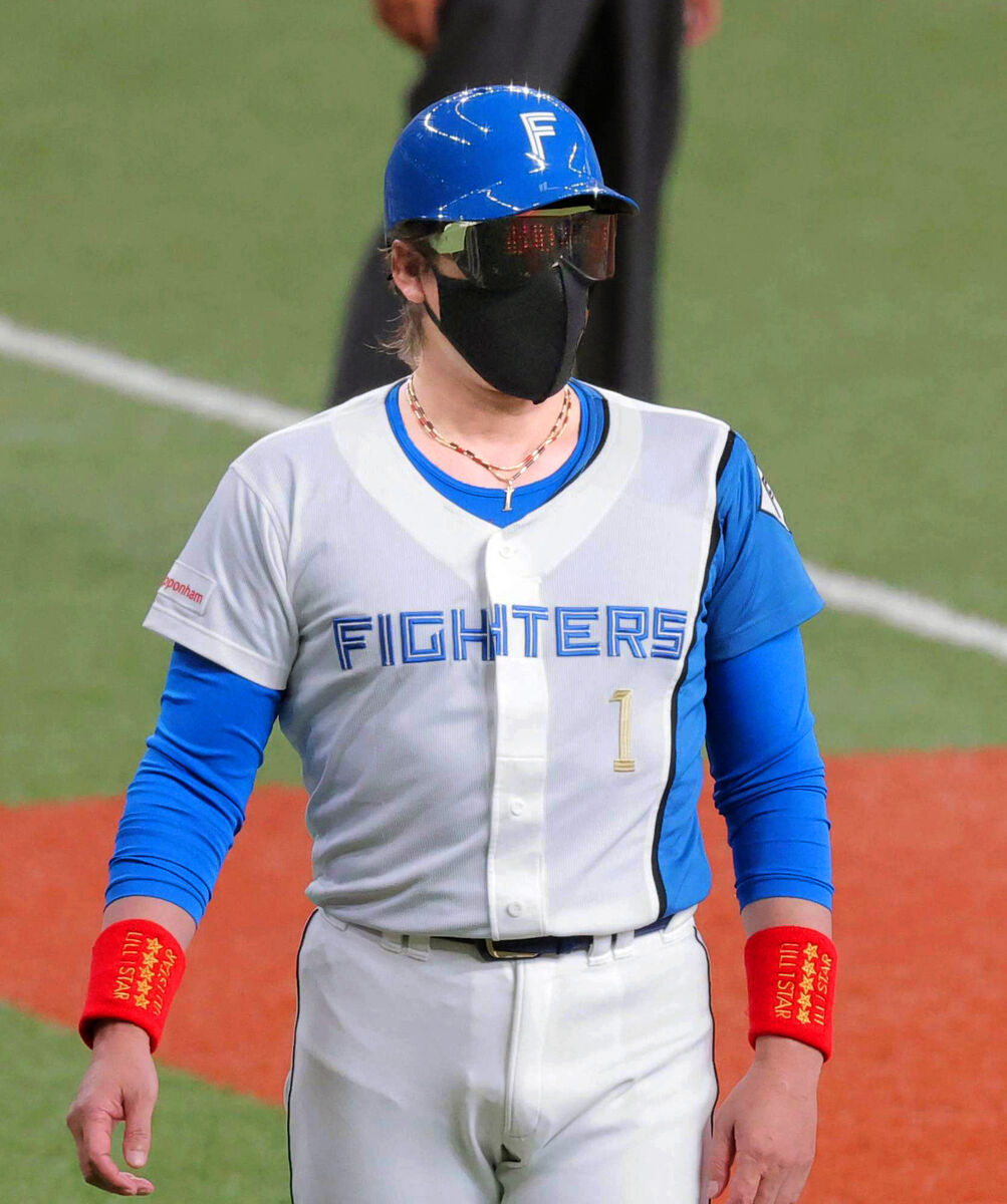 4回、特殊な眼鏡でサインを出す新庄剛志監督(カメラ・上村 尚平)