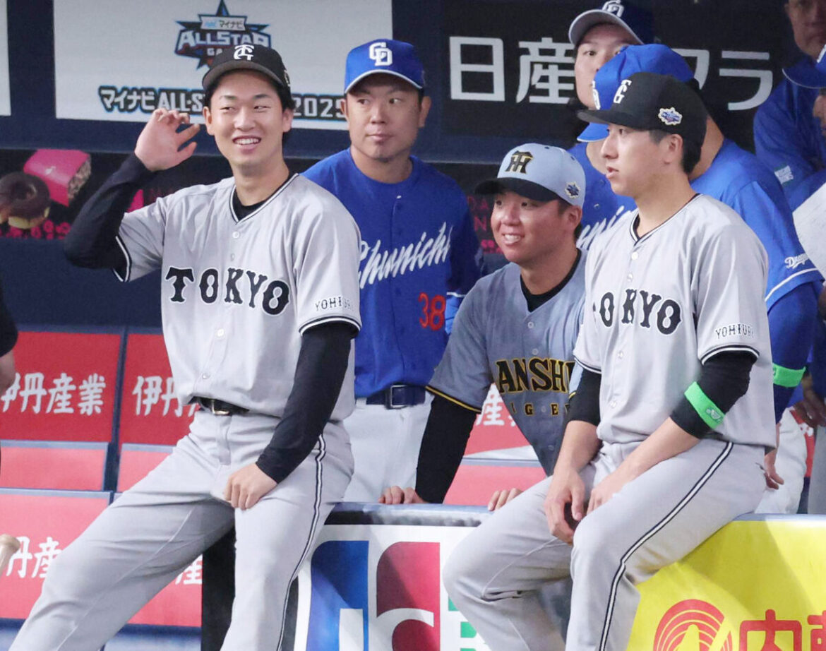 試合前、ベンチ前で村上頌樹（中）と話をする山崎伊織（左）、右＝大勢（カメラ・岩田　大補）