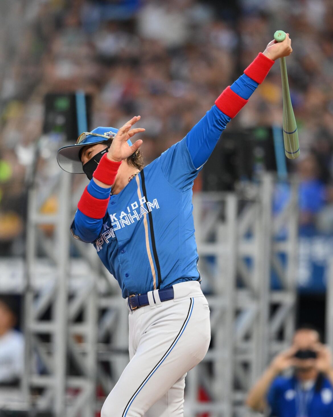 日本ハム・新庄監督が始球式で打席に リスペクトあふれる行動にＳＮＳ反応「マスク取った」「絵になるね」（デイリースポーツ） - Yahoo!ニュース - Yahoo!ニュース