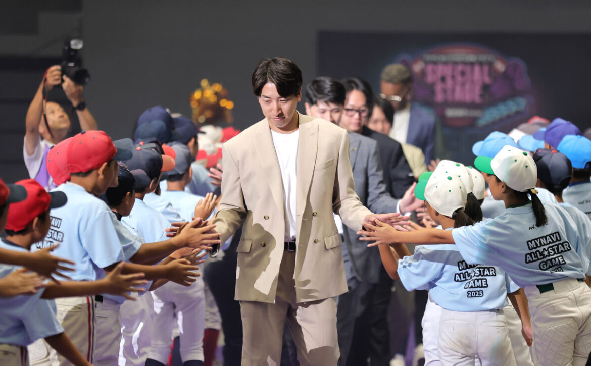 私服姿で登場した大勢(カメラ・岡野　将大)