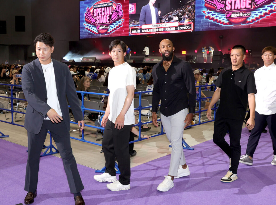 私服姿で登場したファビアン(中)ら広島ナイン(カメラ・岡野　将大)