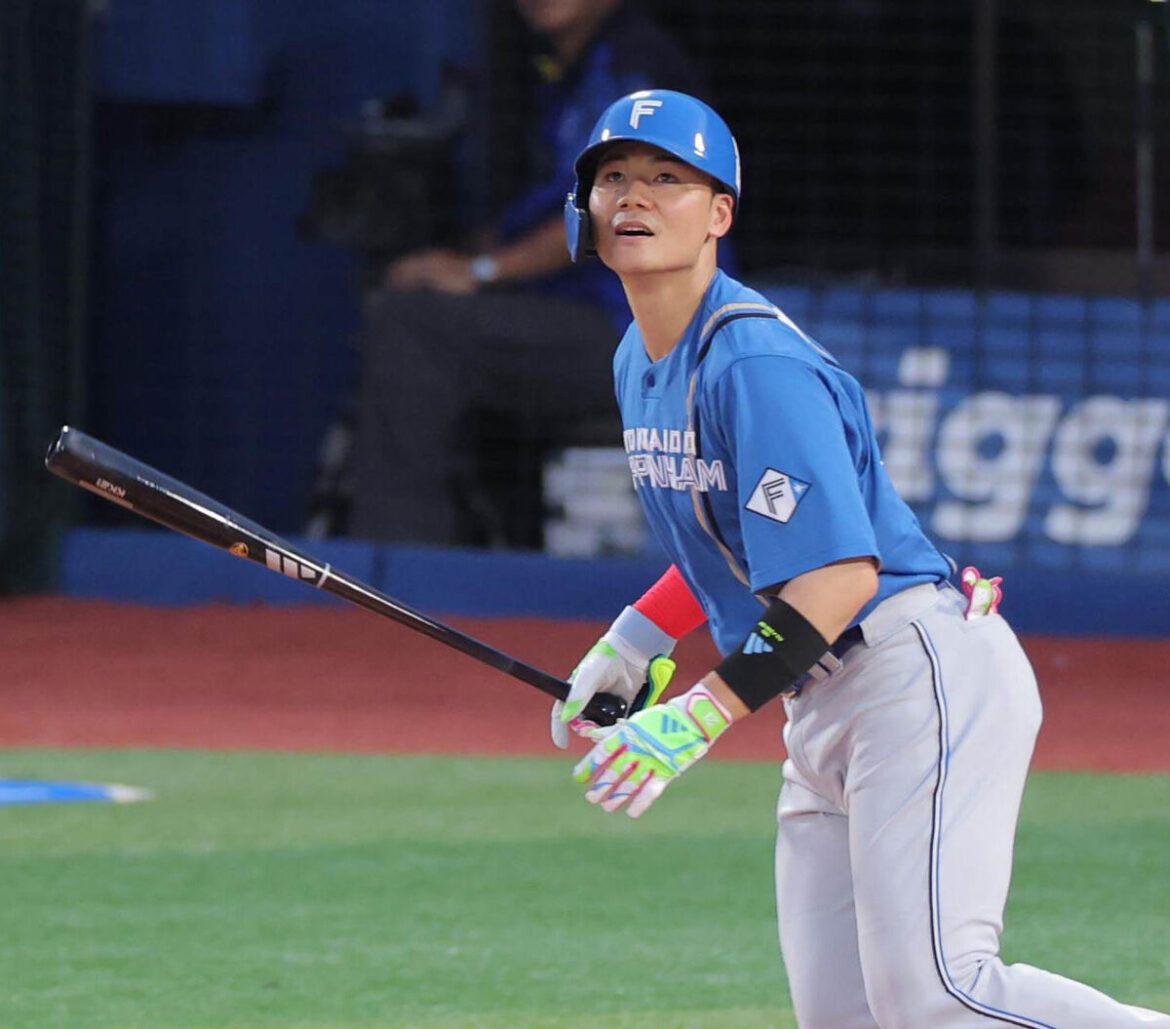 En la primera entrada, sin outs y con corredor en primera base, Kotaro Kiyomiya pega sencillo al hit izquierdo (fotógrafo: Ryosuke Imanari)
