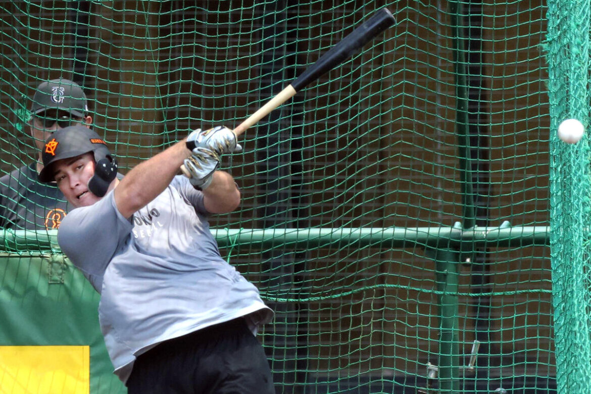 巨人・リチャード「打つという強い気持ちを持って」 移籍後1号を放ったマツダで再びの一発に期待 – スポーツ報知 屋外でのフリー打撃で豪快なスイングを披露するリチャード(カメラ・中島 傑)