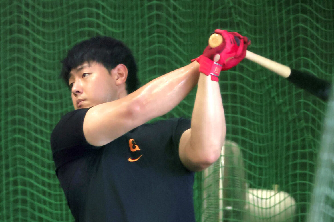 「順調」巨人・岡本和真が8月中旬復帰に照準 80日ぶり打撃練習で右へ左へ70スイング「順調に段階を踏んできてる」 – スポーツ報知 本格的な打撃練習を再開した岡本。室内練習場で快音を響かせた(カメラ・中島 傑)