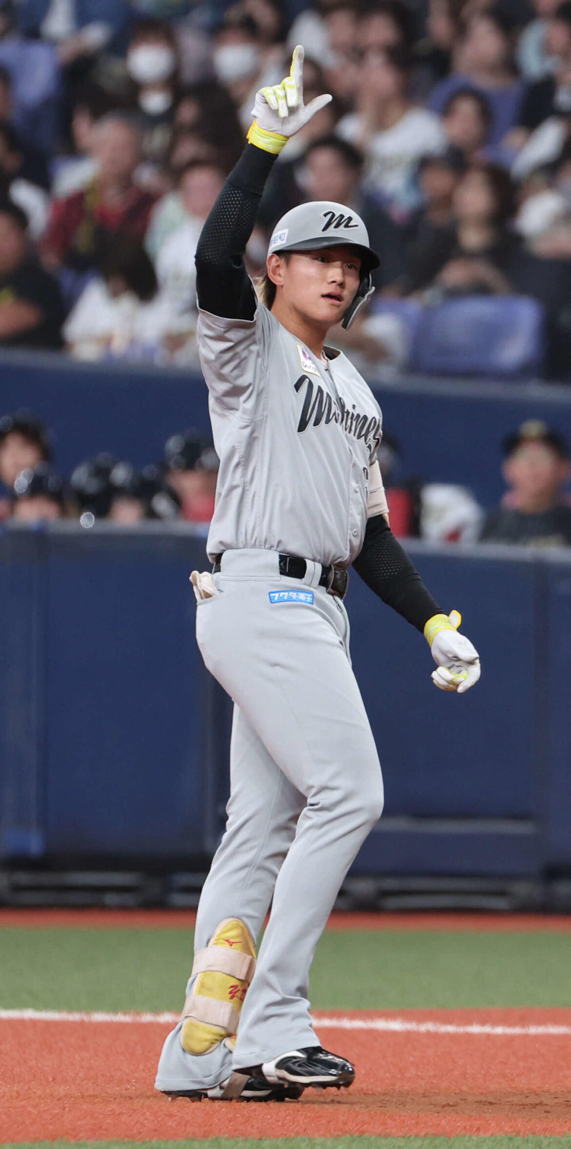 オリックス対ロッテ　1回表ロッテ2死一塁、山本大は左前打を放ち、ベンチに向かってポーズ（撮影・西尾就之）