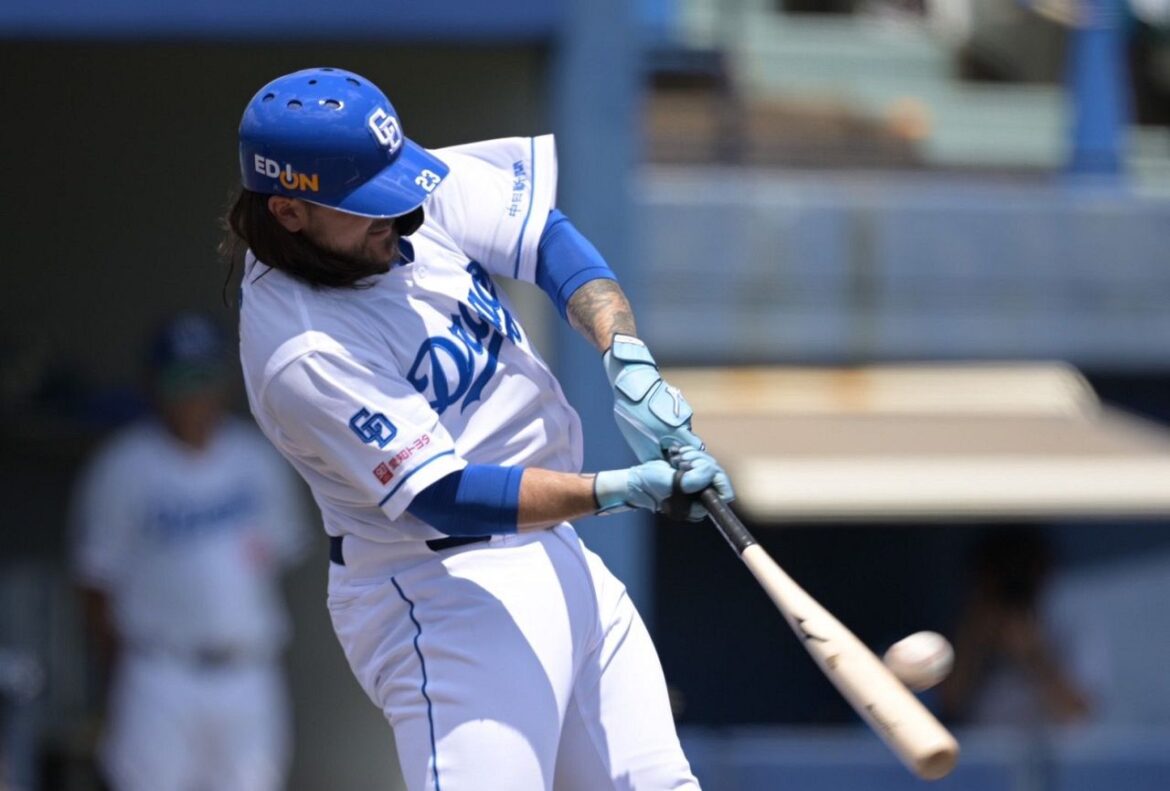 中日新外国人・チェイビス、来日初打席で特大ファウル！ ナゴヤ球場スタンドどよめく（中日スポーツ） - Yahoo!ニュース - Yahoo!ニュース