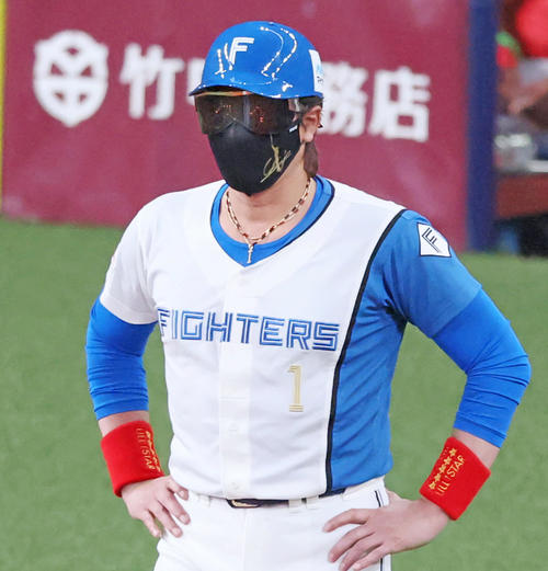 【ロッテ】マスコットのマーくんが新庄監督のものまね披露 サングラスに「スクイズ」の文字 – nikkansports.com 全パ対全セ 4回裏全パ2死三塁、三走周東の方向を向いてサングラスから電光で「スクイズ」の文字を出す新庄三塁コーチ(2025年7月23日撮影)