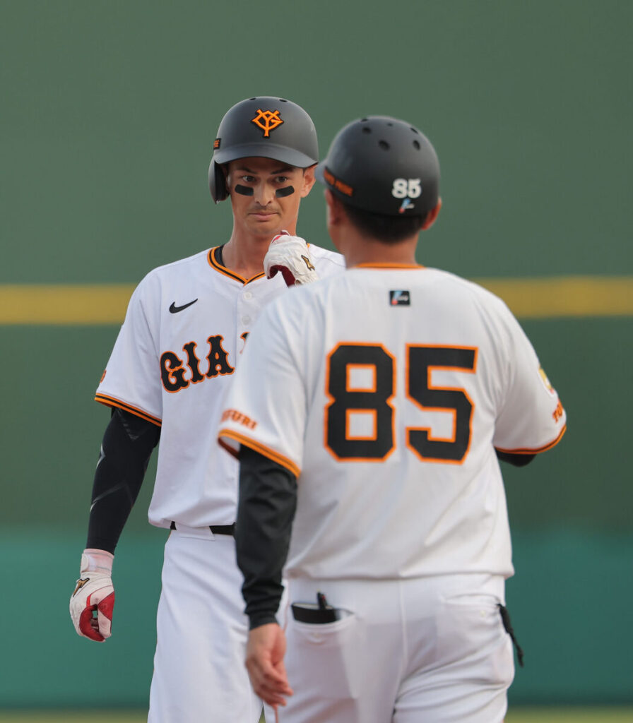 ２回１死二塁、左安打を放つ乙坂智（カメラ・小林　泰斗）