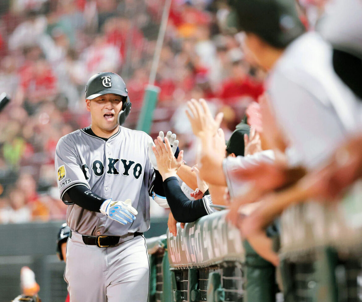 【巨人】広島に連勝 岸田行倫が3号ソロなど3打点、佐々木俊輔が猛打賞の活躍 – スポーツ報知 5回無死、左中間へソロ本塁打を放ちナインに迎えられる岸田行倫(カメラ・今成 良輔)