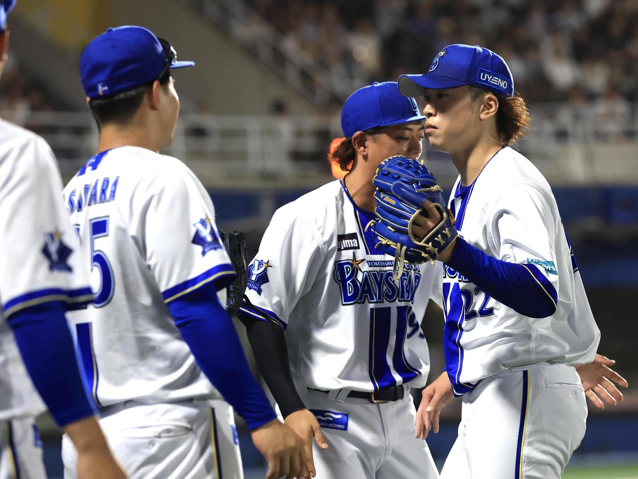 7月26日、イースタンDeNA対ロッテ 6回表ロッテの攻撃をピシャリ抑え、ナインとハイタッチ