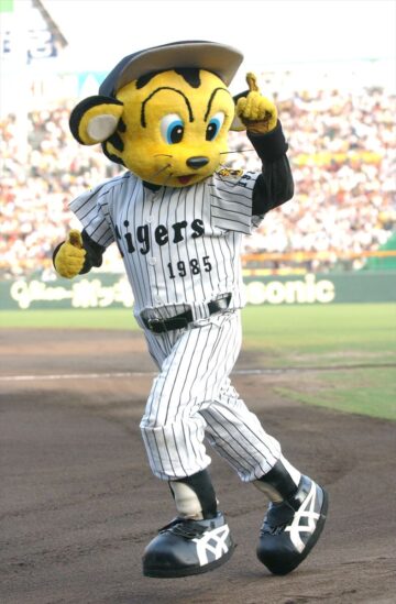 「阪神タイガース」のマスコット「トラッキー」（2003年8月撮影、時事）