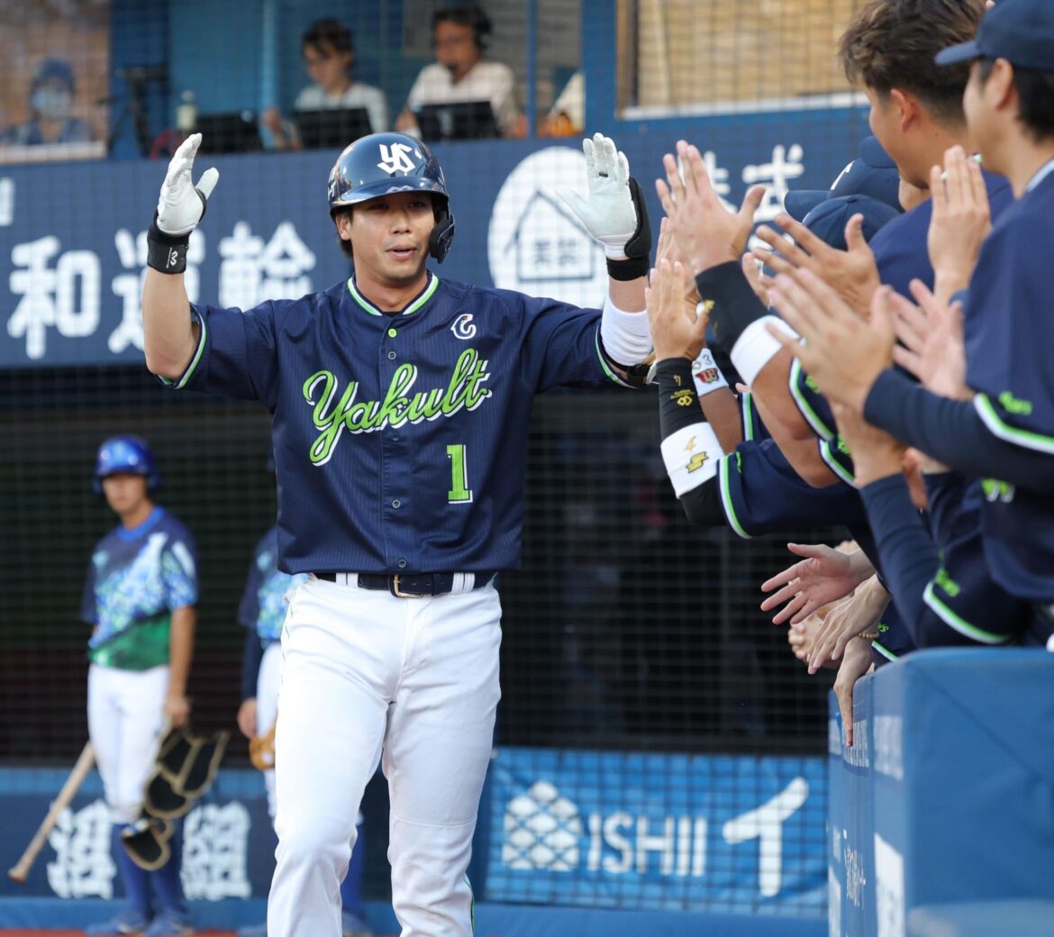 ヤクルト・村上の山ポーズに燕党キュン「愛おしい」「命救われる」「ウズウズしてフライングしてる」 球団新通算３０５号の山田をベンチ前で迎える（デイリースポーツ） - Yahoo!ニュース - Yahoo!ニュース