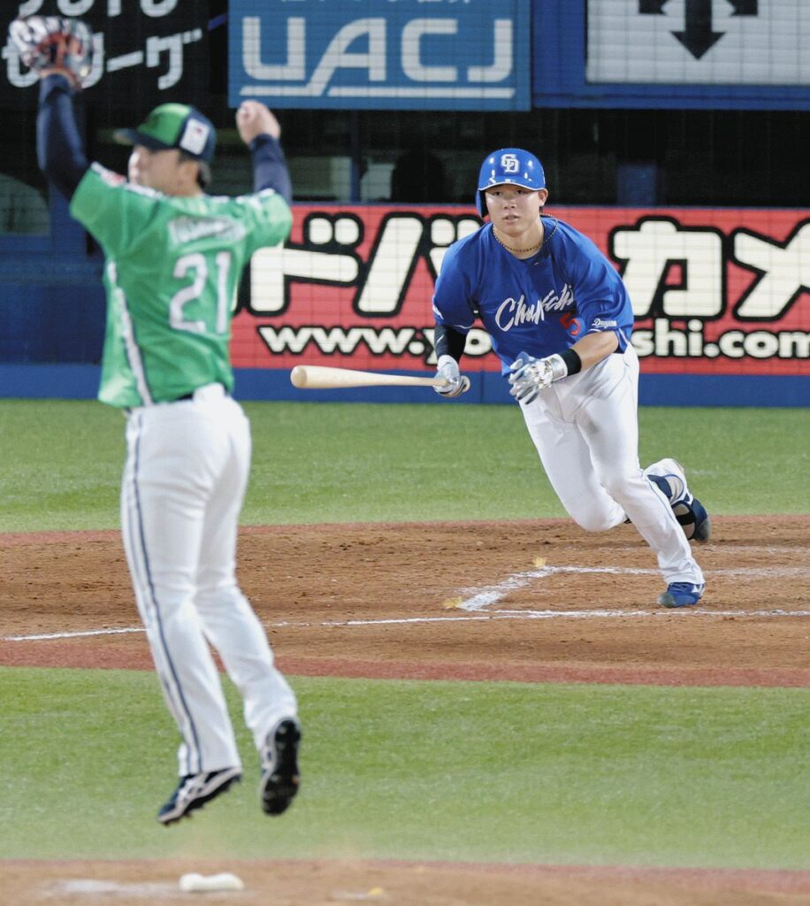 ５回表無死、村松が中前打を放つ。投手吉村