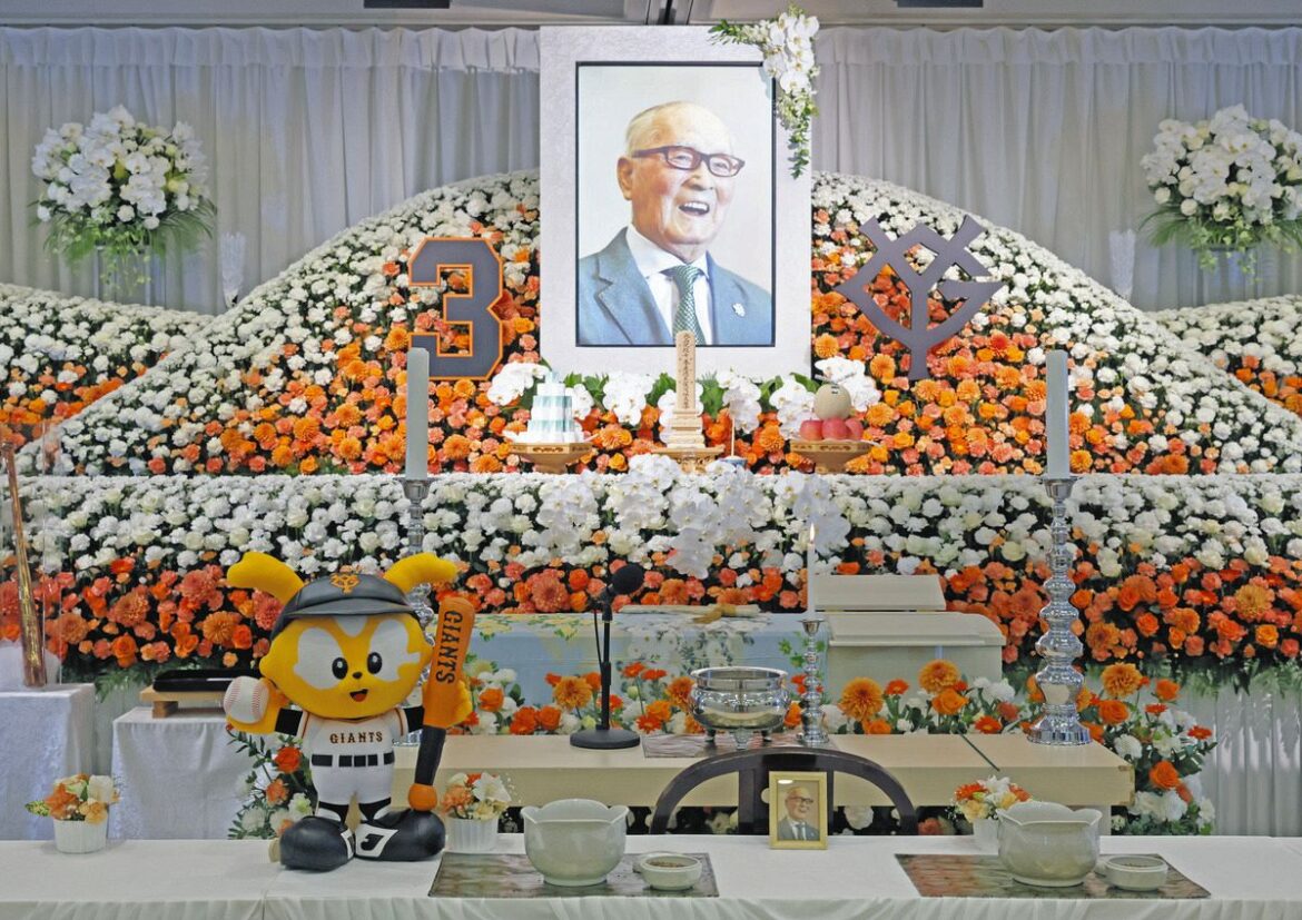 ６月８日に行われた長嶋茂雄さんの告別式で祭壇に飾られた遺影