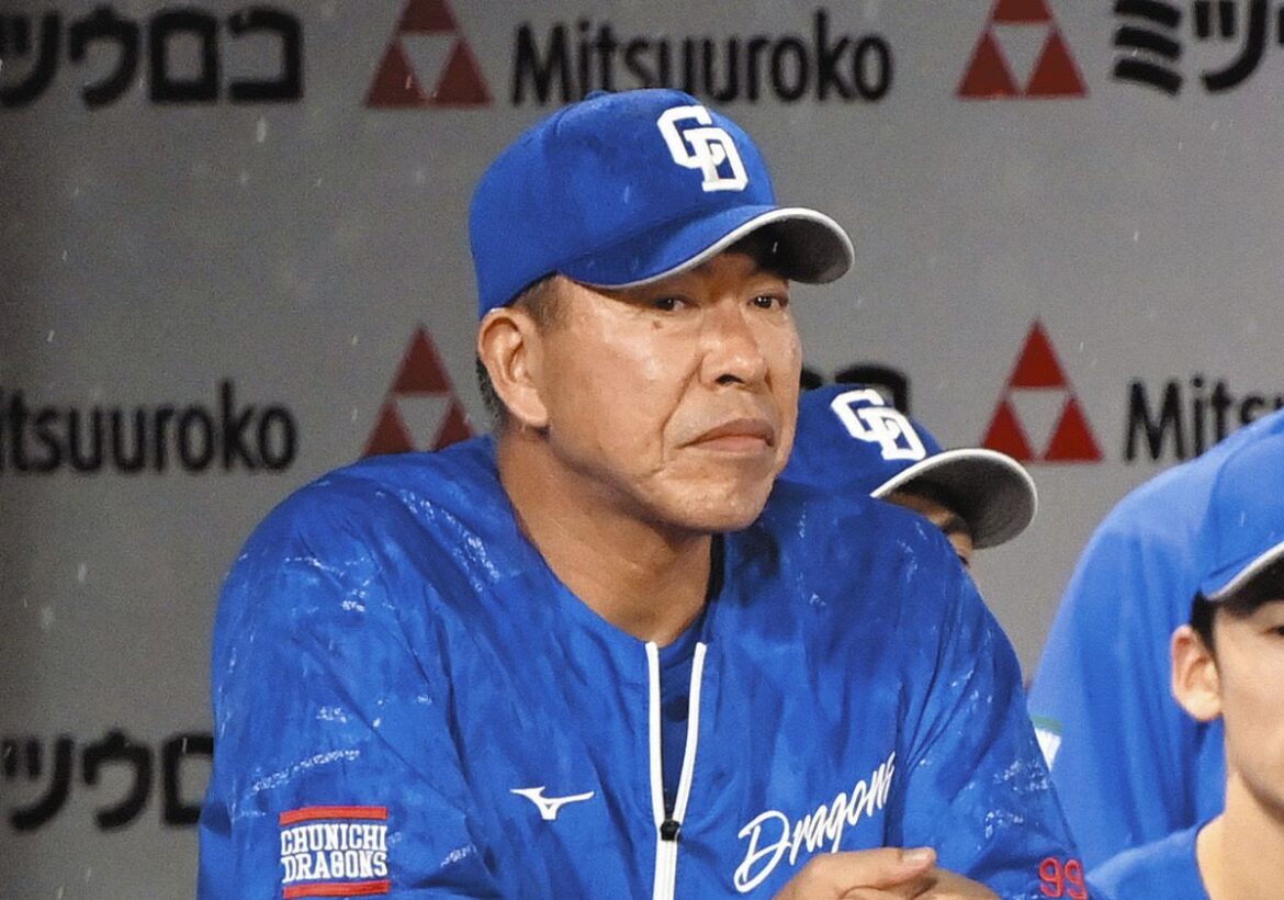 ６回表、戦況を見守る井上監督