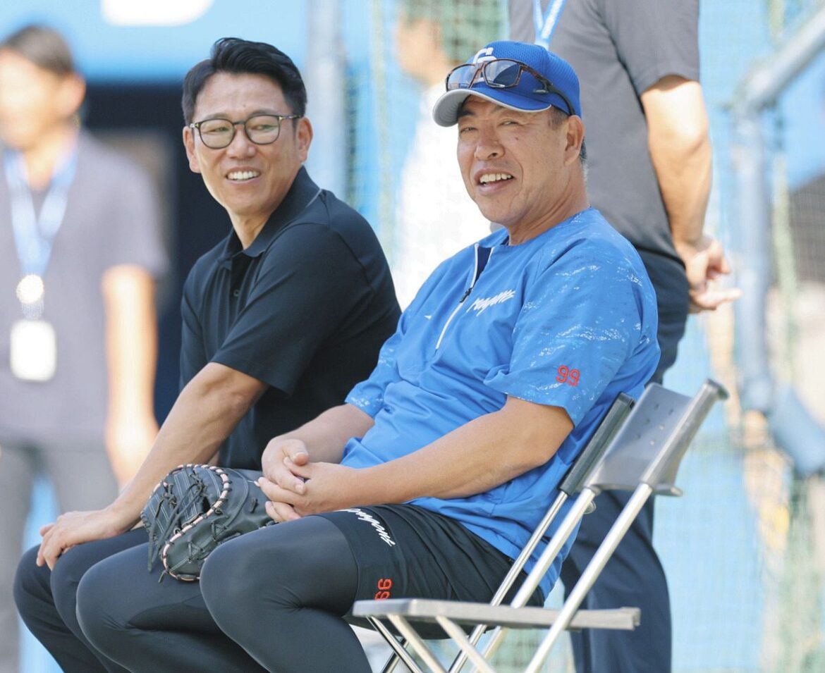 視察に訪れた野球日本代表の井端監督（左）と言葉を交わす井上監督