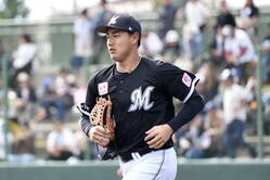  守備位置に向かうロッテ・西川史礁［撮影＝山下拓人］ 