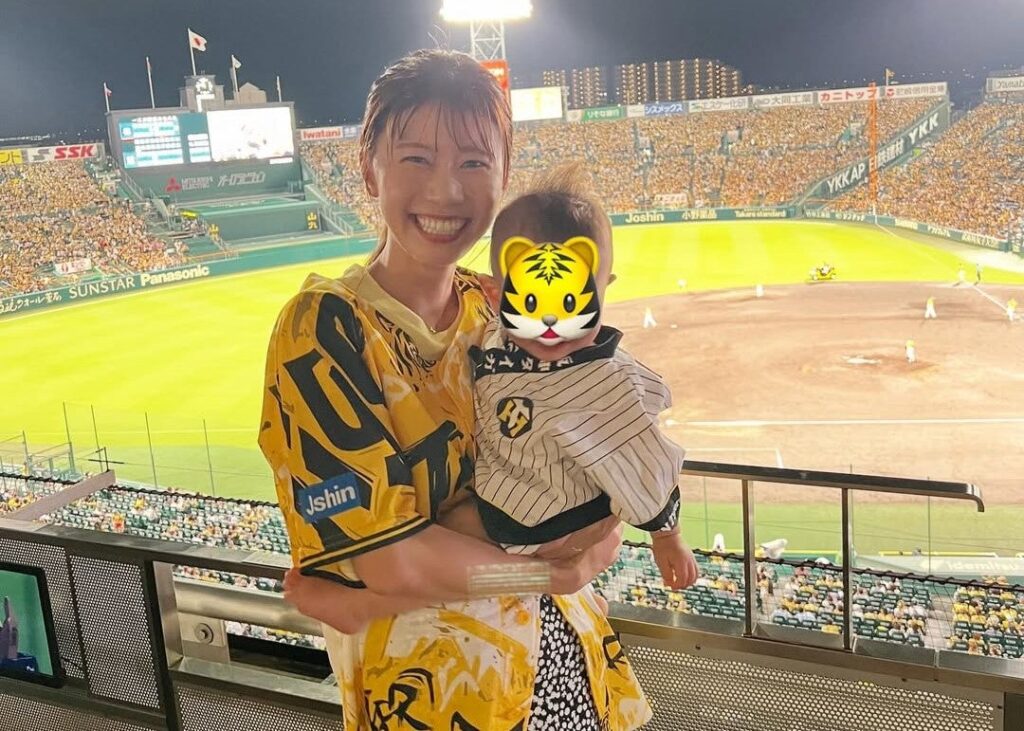 小さなタイガースファンと一緒に！女性アナの微笑ましい甲子園体験「特等席から親子で応援！」 | 話題の投稿 | スポーツブル (スポブル)