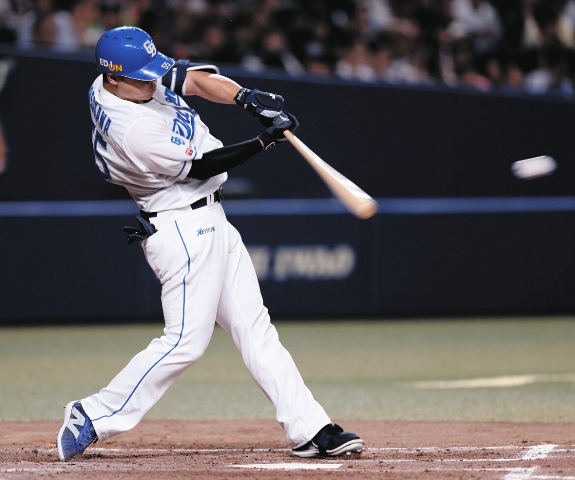 ５回裏無死一、二塁、細川が適時二塁打を放つ