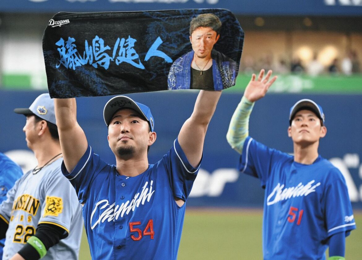 試合後、場内を一周して声援に応える全セ・藤嶋（左）と上林