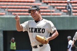 　五回のピンチをしのぎ、笑顔を見せる広島工・有井