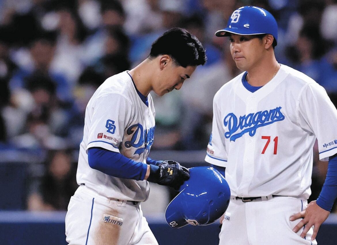 ９回裏無死一塁、打者ボスラーのとき、けん制でタッチアウトとなった代走尾田。右は堂上内守備走塁コーチ