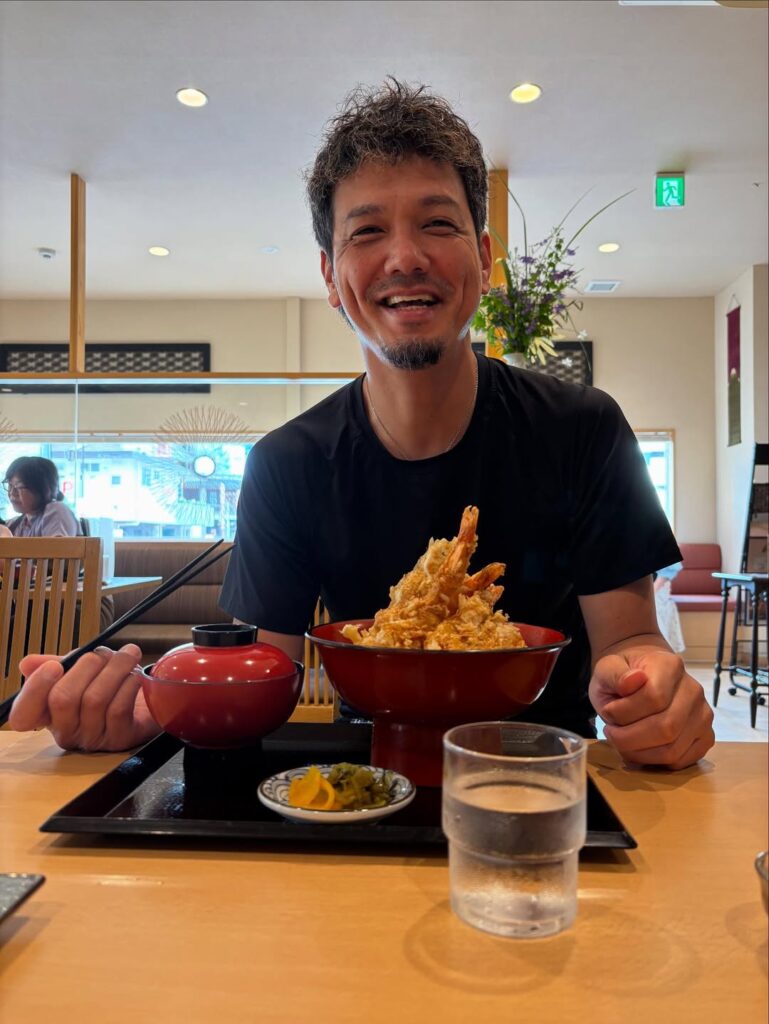 元福岡ソフトバンクホークス所属プロ野球選手・新垣渚、迫力ある天丼を前に爽やかな笑顔の自撮りを公開！ | 話題の投稿 | スポーツブル (スポブル)