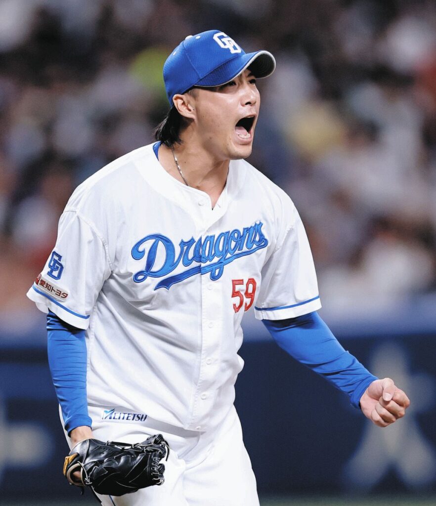 ７回表２死一、二塁、斎藤が秋山を空振り三振に仕留め、雄たけびを上げる