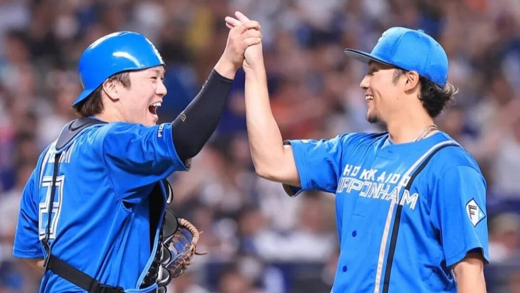 伏見寅威が魅せた“オレの夏”に胸キュン続出!絵文字で綴る愛と友情の一枚 | 話題の投稿 | スポーツブル (スポブル)